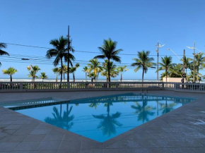Apartamento frente ao mar com varanda e piscina